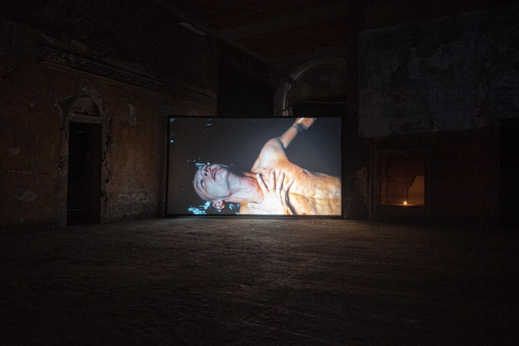 In Bergamo, Beatrice Sancinelli's exhibition is a hymn to fragility